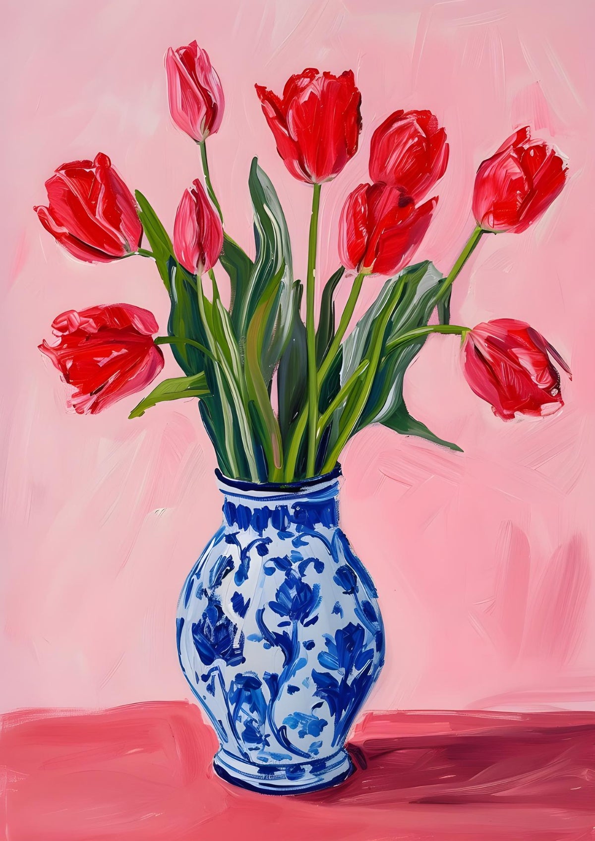 Rode tulpen in een blauwe vaas