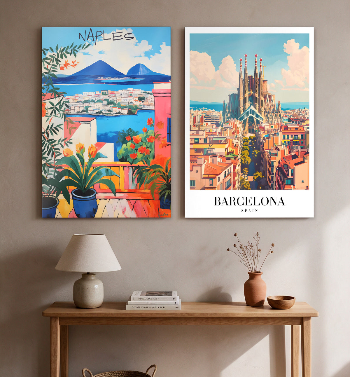 Set van twee acrylaat stadsposters van Napels en Barcelona boven een eikenhouten sidetable